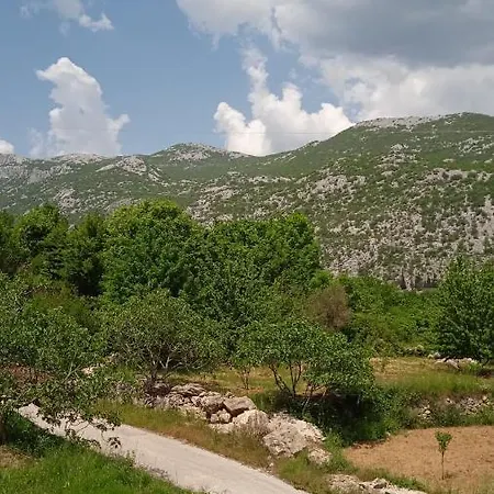 Near Omis Semesterbostad