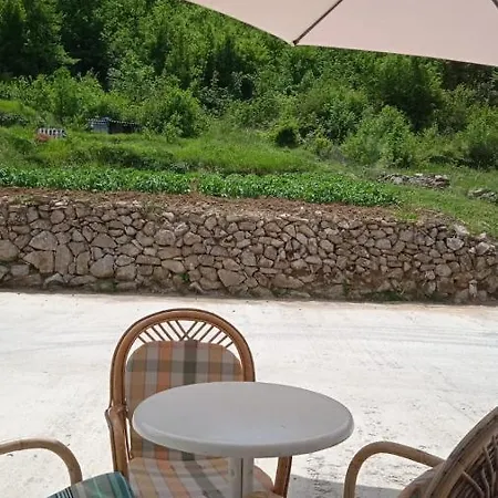 Near Omis Semesterbostad
